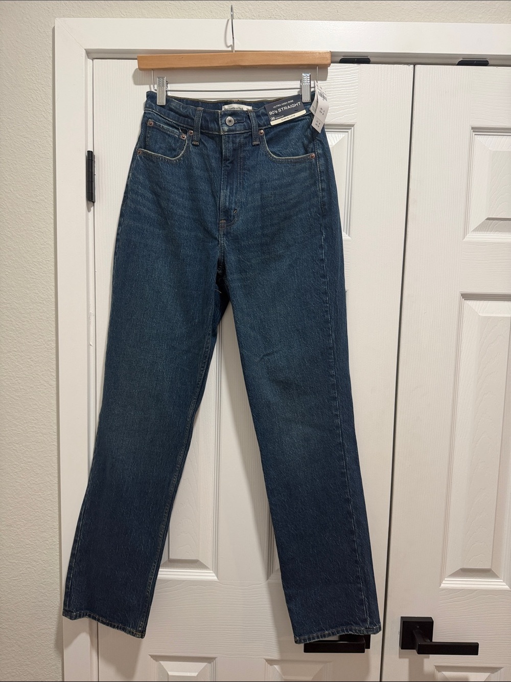 NWT Abercrombie & Fitch 90’s Straight Ultra High Rise Curve Love Jeans 26